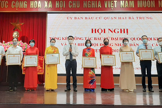 Quận Hai Bà Trưng, Hoàn Kiếm khen thưởng cá nhân, tập thể có nhiều đóng góp vào cuộc bầu cử