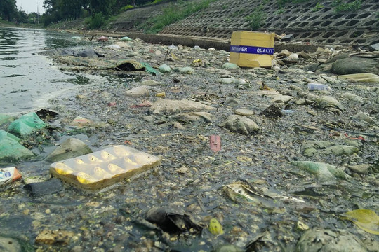 Hồ Đền Lừ ngập rác thải