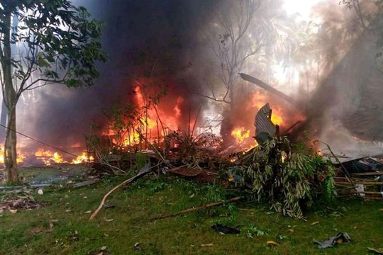 Những hình ảnh đầu tiên về hiện trường máy bay Philippines rơi, bốc cháy dữ dội