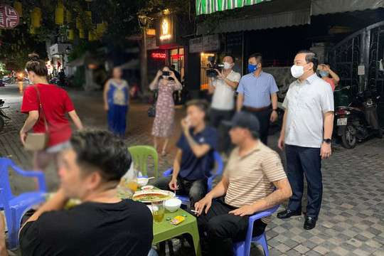 Quận Hoàn Kiếm xử phạt 2 cơ sở kinh doanh ăn uống bán hàng sau 21h