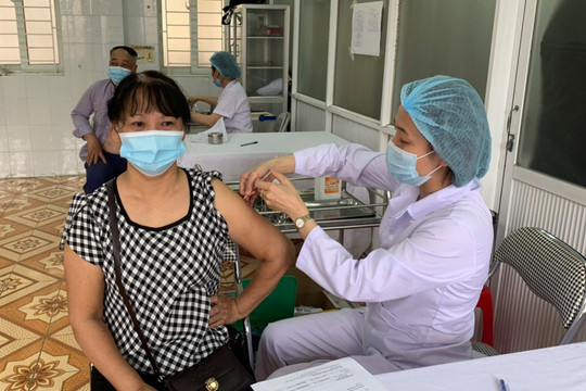 Tiểu thương chợ Đồng Xuân được tiêm phòng vắc xin Covid-19