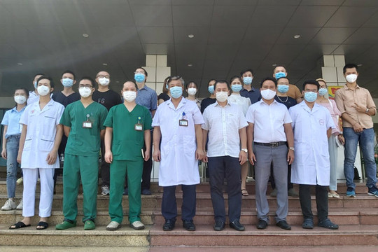 Bệnh viện Bệnh nhiệt đới trung ương cử 30 cán bộ tham gia chống dịch tại thành phố Hồ Chí Minh