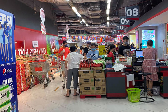 Hình ảnh ghi nhận tại siêu thị, cửa hàng tiện ích ở Hà Nội tối 18-7