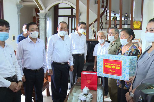 Phó Thủ tướng Thường trực Trương Hòa Bình thăm, tặng quà gia đình chính sách, người có công