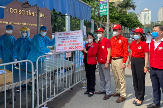 Các cấp Hội Chữ thập đỏ Hà Nội tiếp tục ủng hộ nguồn lực phòng, chống dịch