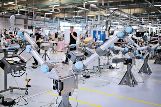 Lý do nên ứng dụng robot công nghệ 4.0 vào trong sản xuất ô tô