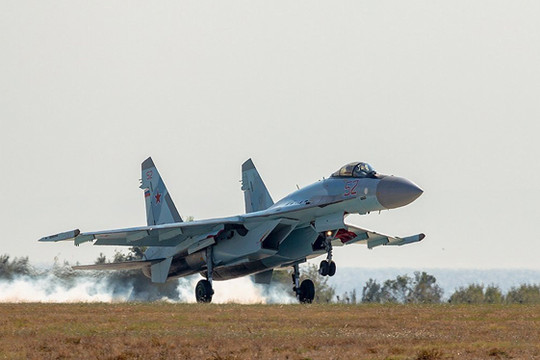 Máy bay chiến đấu Su-35S của Nga lao xuống biển sau khi gặp trục trặc động cơ