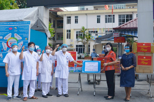 Ủy ban Mặt trận Tổ quốc Việt Nam thành phố thăm, tặng quà tại Bệnh viện Phổi Hà Nội