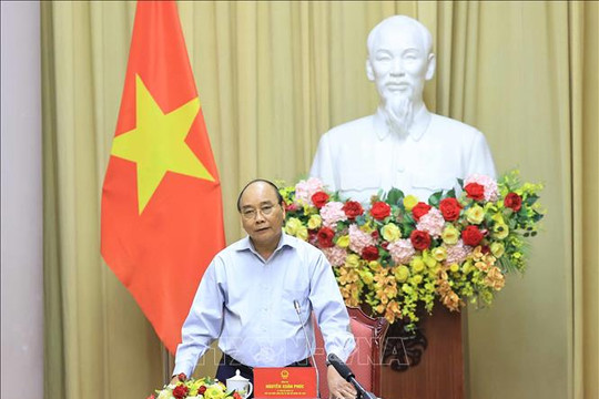 Chủ tịch nước Nguyễn Xuân Phúc gặp mặt các điển hình tiêu biểu của ngành Dệt may Việt Nam trong thực hiện mục tiêu kép