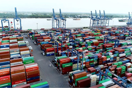 Đề xuất tháo gỡ tình trạng ùn tắc hàng hóa tại cảng Cát Lái