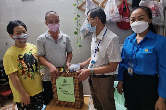 Quận Thanh Xuân hỗ trợ người dân gặp khó khăn do ảnh hưởng bởi dịch bệnh