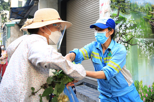 Tấm lòng các chị công nhân vệ sinh môi trường