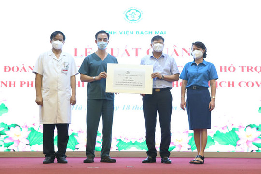 Tổng Liên đoàn Lao động Việt Nam hỗ trợ đoàn y, bác sĩ Bệnh viện Bạch Mai vào tâm dịch