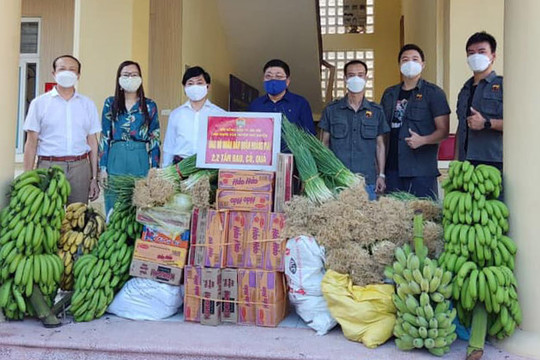 Huyện Phú Xuyên: Tặng rau xanh, nông sản an toàn tới điểm nóng về dịch bệnh