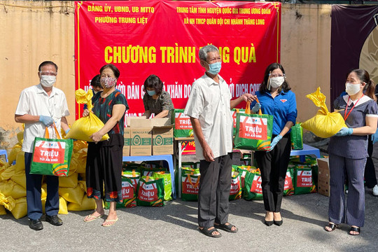 Trao 900 suất quà hỗ trợ các hộ dân trong vùng phong tỏa phường Văn Miếu (quận Đống Đa)
