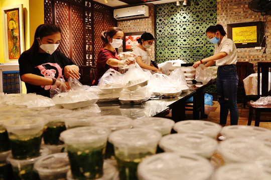 Hơn 50.000 suất ăn từ ''Tấm lòng doanh nghiệp trẻ Hà Nội''