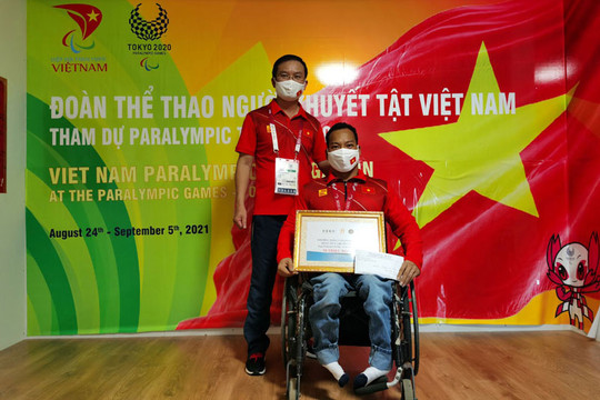Lực sĩ Lê Văn Công được thưởng "nóng" 50 triệu đồng