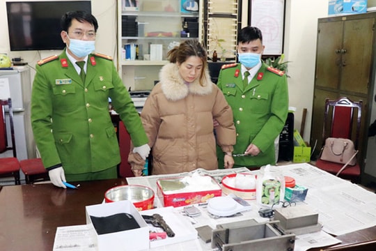 Truy tố ''nữ quái'' tàng trữ vũ khí, cầm đầu đường dây mua bán 12 bánh heroin