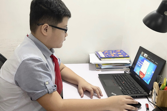 Ngày đầu tiên dạy học trực tuyến ở Hà Nội: Linh hoạt giờ học để tránh nghẽn mạng
