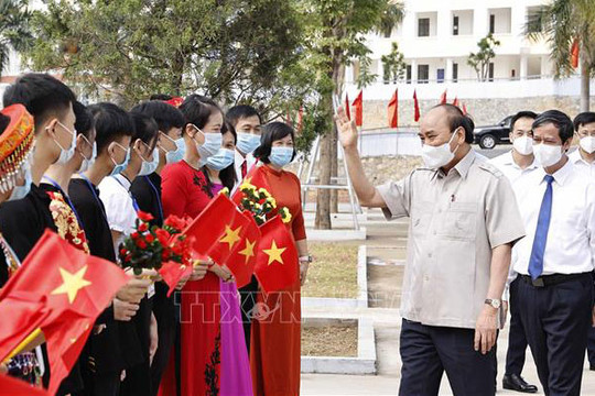 Chủ tịch nước Nguyễn Xuân Phúc dự lễ khai giảng năm học mới tại Trường Phổ thông Dân tộc nội trú THPT tỉnh Yên Bái