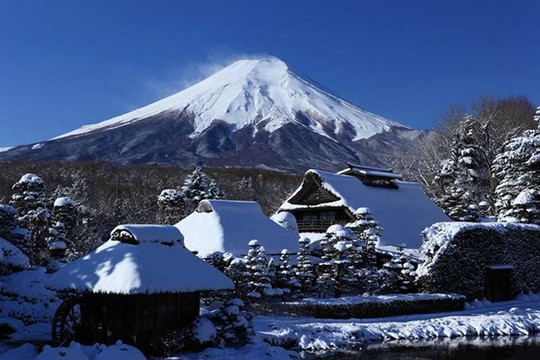 Tuyết sớm trên đỉnh núi Phú Sĩ lần đầu tiên sau 13 năm