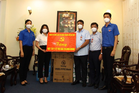 Đoàn Thanh niên Khối các cơ quan thành phố Hà Nội tặng quà tuyến đầu chống dịch