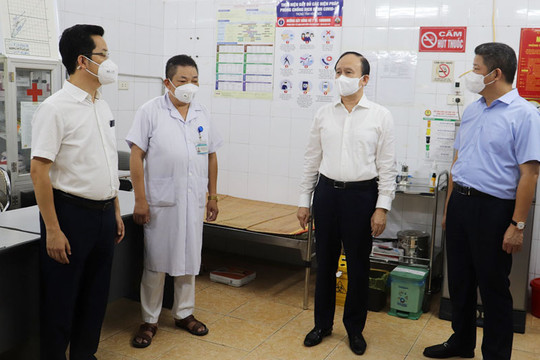 Quận Hoàn Kiếm đẩy nhanh tốc độ xét nghiệm diện rộng và tiêm vắc xin cho người dân