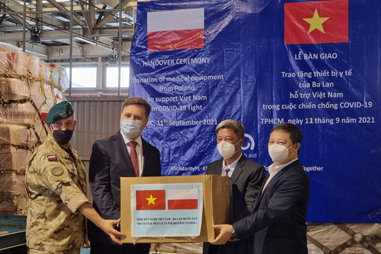 Việt Nam tiếp nhận lô hàng thiết bị y tế trị giá 84 tỷ đồng từ Ba Lan
