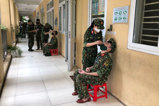 400 học viên Học viện Quân y hỗ trợ quận Hoàng Mai lấy mẫu xét nghiệm