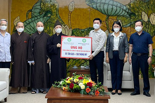 Tăng ni, Phật tử ủng hộ quận Đống Đa 5 tấn gạo để hỗ trợ người dân khó khăn