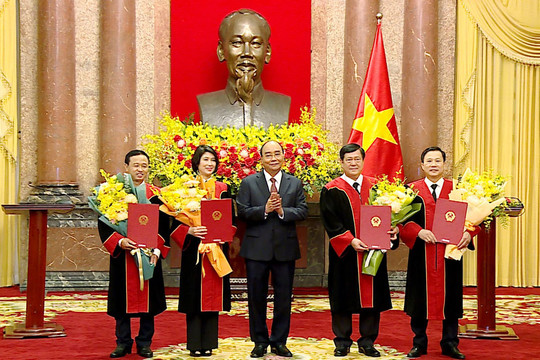 Chủ tịch nước Nguyễn Xuân Phúc trao Quyết định bổ nhiệm Thẩm phán Tòa án nhân dân Tối cao