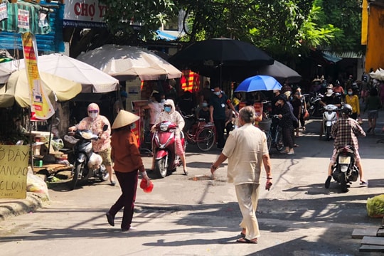Hà Nội: Cửa hàng chấp hành tốt quy định phòng dịch, người dân còn tâm lý chủ quan