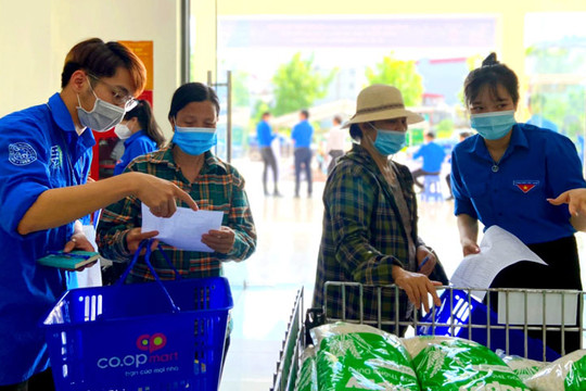 Trao 1.650 phiếu mua hàng tặng người dân khó khăn hai huyện Gia Lâm và Ứng Hòa