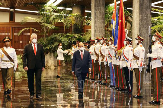 Chủ tịch Cuba Miguel Díaz-Canel chủ trì Lễ đón Chủ tịch nước Nguyễn Xuân Phúc thăm chính thức Cuba