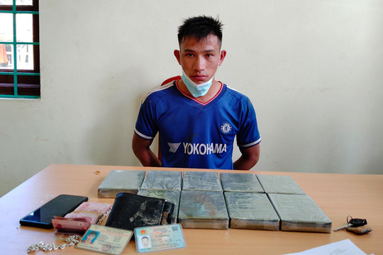 Bắt quả tang đối tượng vận chuyển 9 bánh heroin từ Lào về
