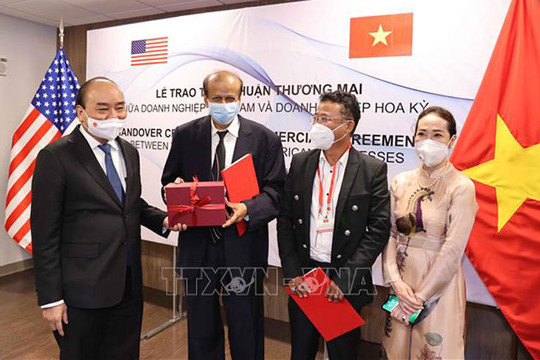 Chủ tịch nước Nguyễn Xuân Phúc chứng kiến Lễ trao thỏa thuận hợp tác giữa liên danh Công ty Kinh Bắc và Công ty Công nghệ viễn thông Sài Gòn và Tập đoàn Quantum
