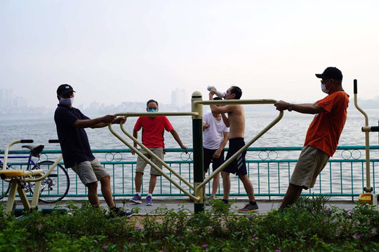 Người Hà Nội ra đường thể dục, thể thao sau thời gian dài giãn cách xã hội