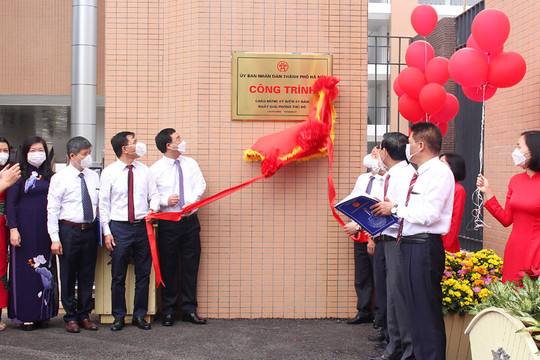 Gắn biển công trình chào mừng 67 năm Ngày Giải phóng Thủ đô cho Trường Trung học cơ sở Tân Mai