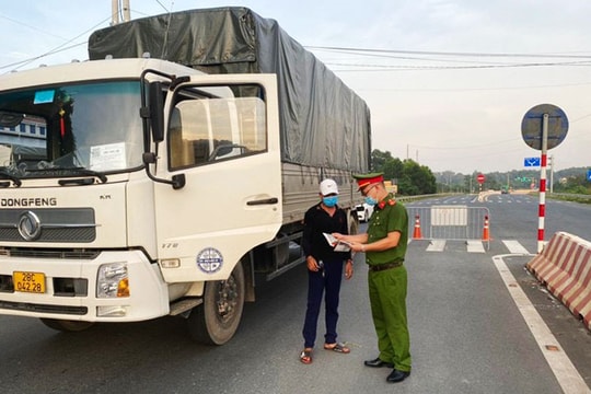 Dẫn 349 người về từ các tỉnh, thành phố phía Nam qua Hà Nội an toàn