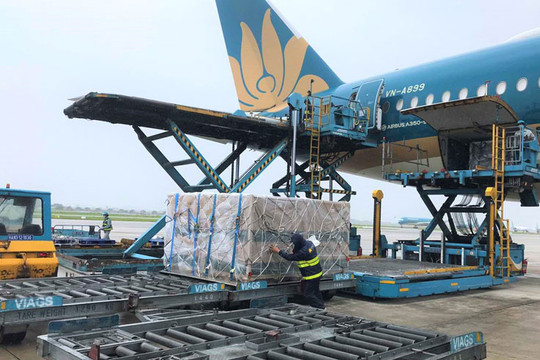 Vietnam Airlines vận chuyển an toàn 560.000 liều vắc xin và vật tư y tế về Việt Nam