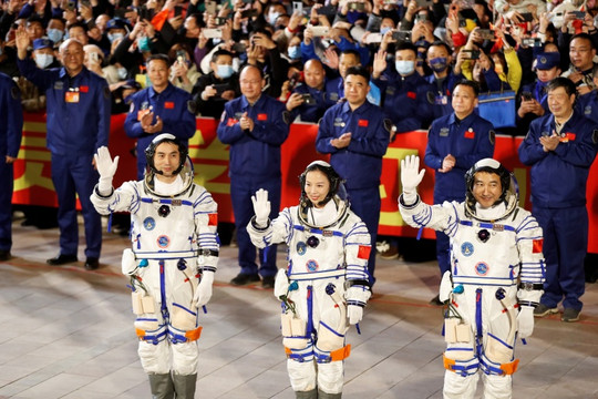 Tàu Thần Châu 13 (Trung Quốc) đã cập bến trạm vũ trụ cho sứ mệnh dài ngày nhất