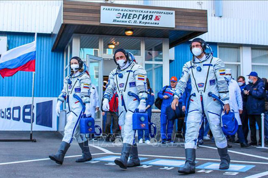 Đoàn làm phim Nga trở về Trái đất sau 12 ngày ghi hình trên ISS