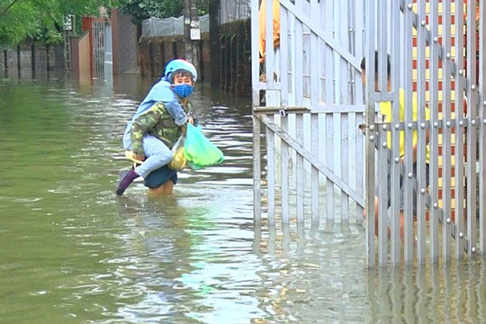 Nước sông Tích dâng cao, nhiều hộ dân ở Quốc Oai bị ngập nặng