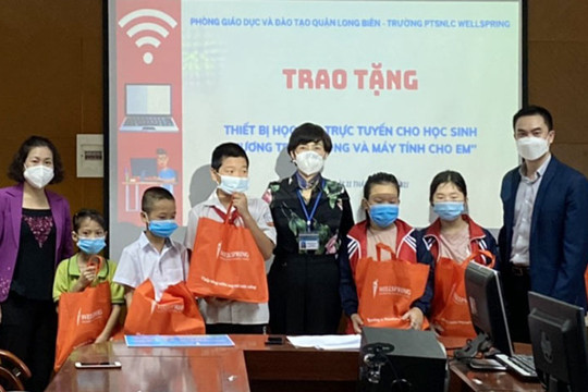 Ngành Giáo dục quận Long Biên tặng máy tính cho 14 học sinh
