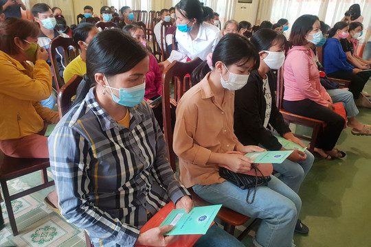 Hà Nội: Tặng 300 sổ bảo hiểm xã hội và thẻ bảo hiểm y tế cho người có hoàn cảnh khó khăn