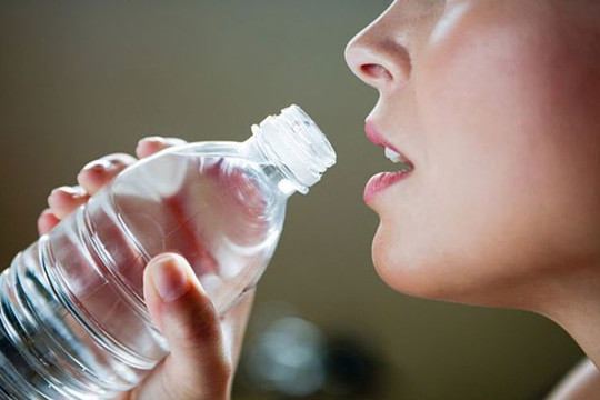 Bác sĩ tại nhà: Uống ít nước có làm tăng nguy cơ mắc sỏi thận?