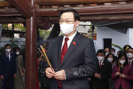 Chủ tịch Quốc hội Vương Đình Huệ dâng hương tưởng niệm đồng chí Lê Quang Đạo