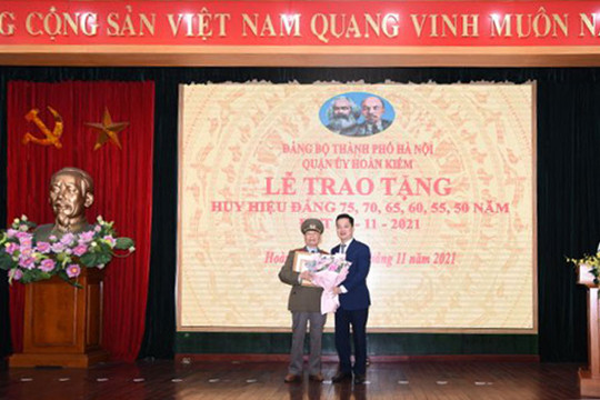 Quận Hoàn Kiếm trao Huy hiệu Đảng cho 118 đảng viên lão thành