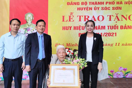 Huyện Sóc Sơn trao Huy hiệu Đảng cho 144 đảng viên