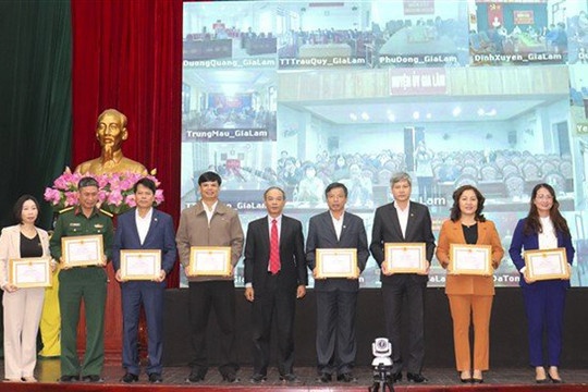 Huyện ủy Gia Lâm tổ chức trao Huy hiệu Đảng cho 135 đảng viên